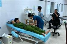 30 cảnh sát cơ động “đổ bộ” đến bệnh viện hiến máu cứu sống bệnh nhân viêm tụy cấp